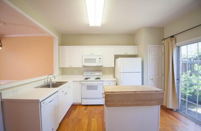 Building Photo - 452 Old Towne Dr