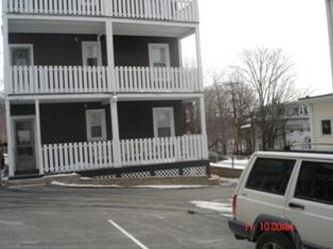 Building Photo - Spacious 3Br apartment in Brighton. 2 Park...