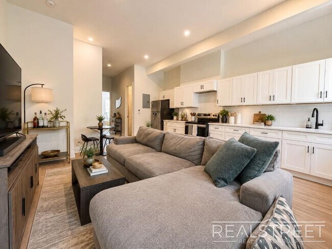 Building Photo - Top Floor 2 Bed in Renovated Brownstone with Washer/Dryer, Split AC & Tall Ceilings