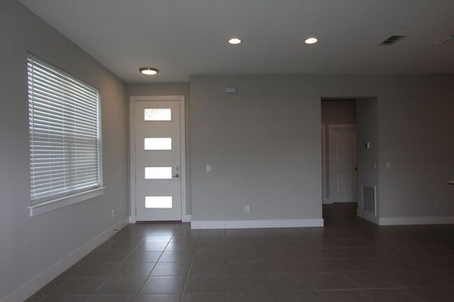 Building Photo - Beautiful 3 BR/2 BA Home in Poinciana!
