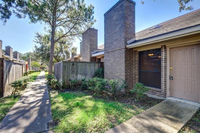 Foto del edificio - 13810 Hollowgreen Dr