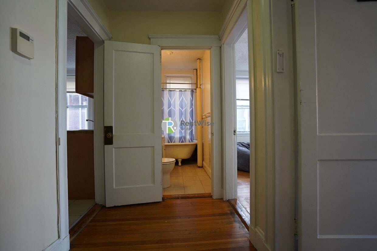 Primary Photo - 5-11 Barrows St
