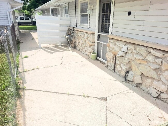 Building Photo - 3009 W Cypress Dr