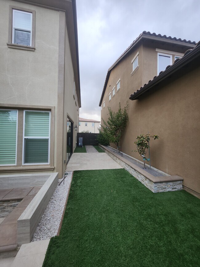 Patio lateral - 20717 Pine Cone Cir