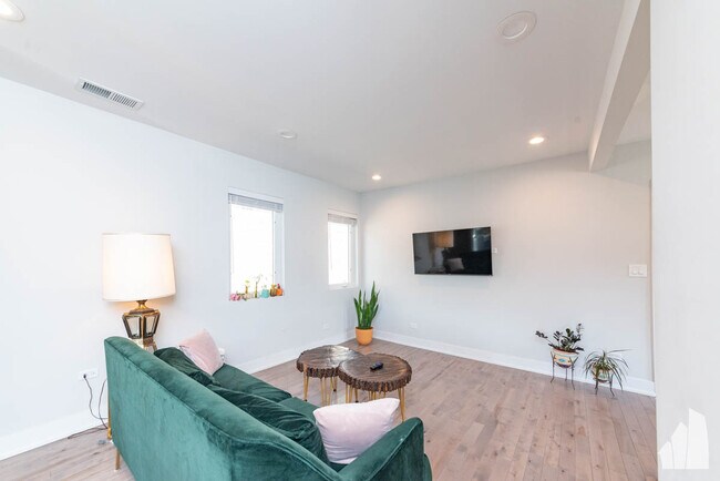 Foto del edificio - 1013 W 18th Pl