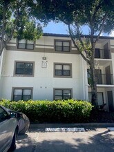 Building Photo - 560 S Park Rd