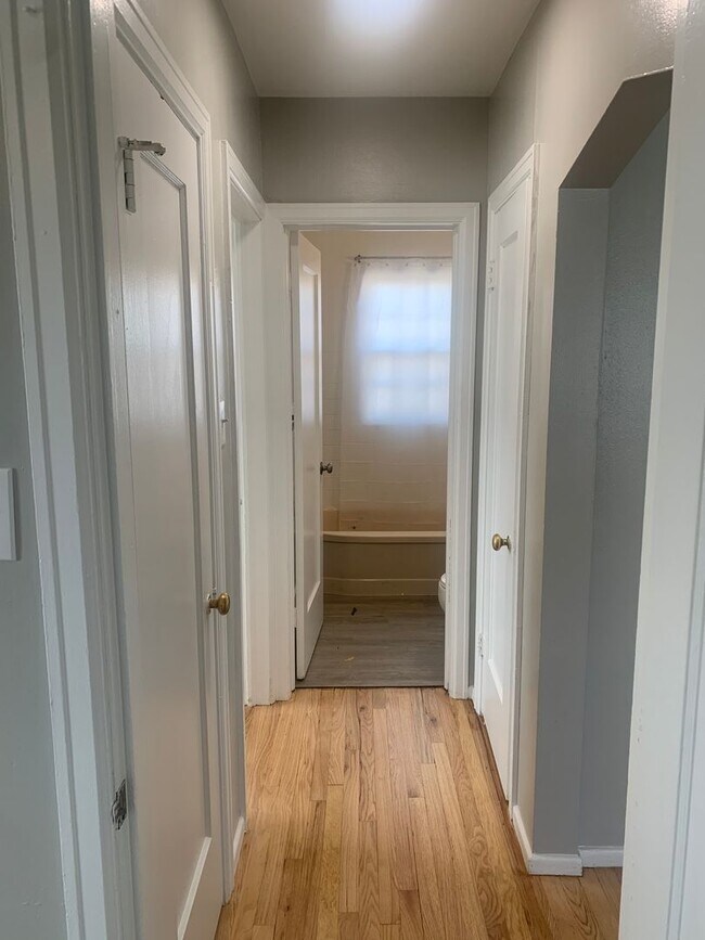 Building Photo - 2 BEDROOM, 1 BATHROOM APARTMENT NEAR ALTA ...