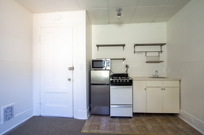 Foto del edificio - Top-Floor Corner SRO in Vintage Building Y...