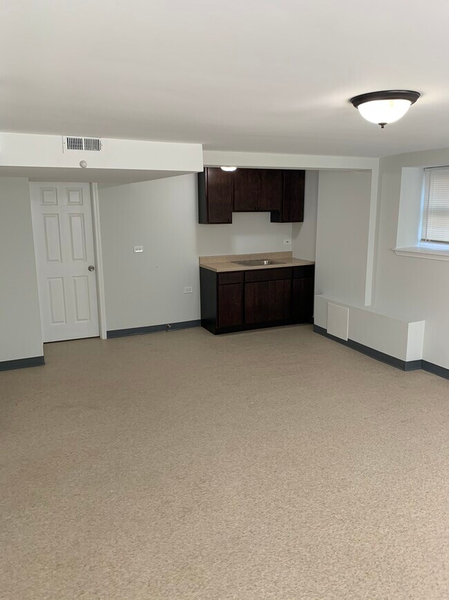 Building Photo - 4038 W Dickens Ave
