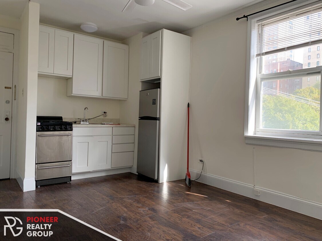 Primary Photo - 2119 N Sedgwick St