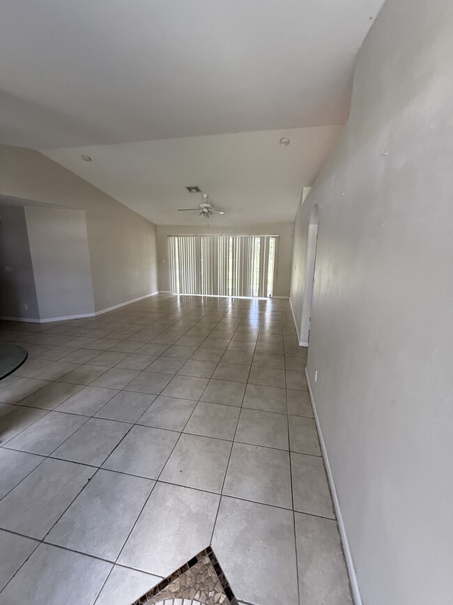 Building Photo - 689 Foxchase Dr