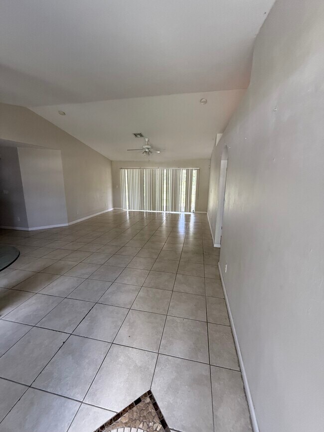 Foto del edificio - 689 Foxchase Dr