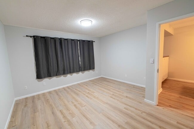 Building Photo - Charming 3 Bed 1.5 Bath Townhome in Wood Village!