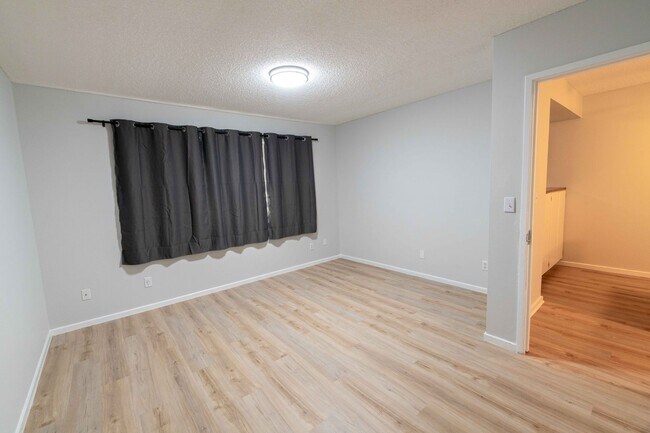 Foto del edificio - Charming 3 Bed 1.5 Bath Townhome in Wood Village!