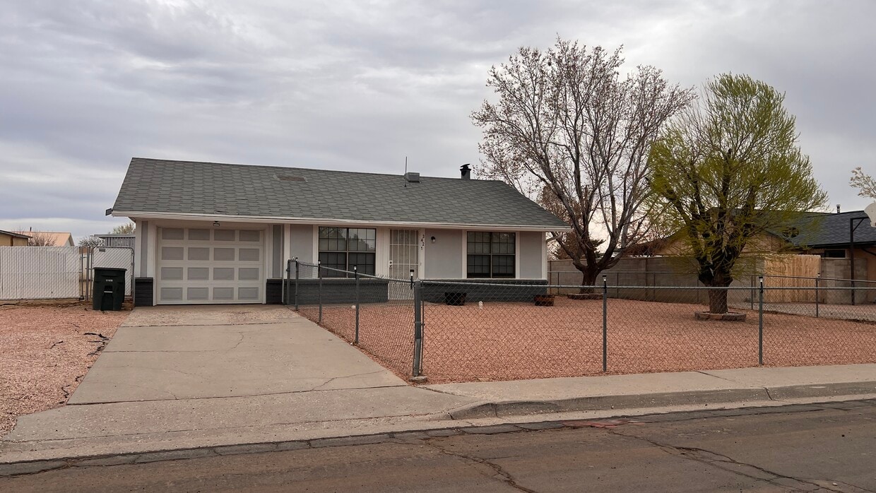 Foto principal - 3421 Box Canyon Ave