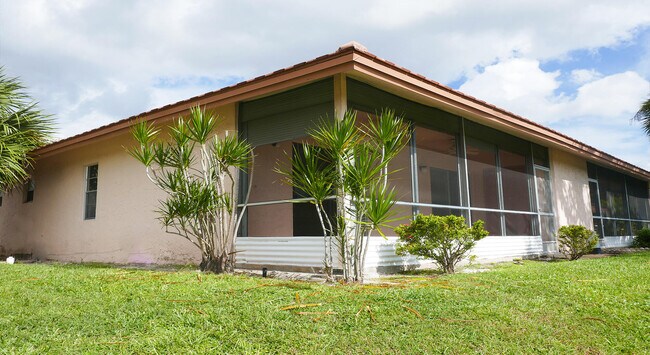 Foto del edificio - 9861 Three Lakes Cir