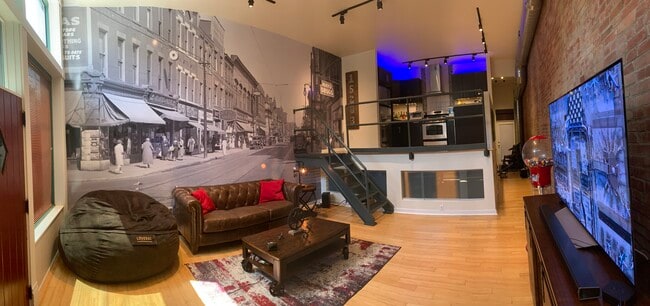 Building Photo - 2105 Sarah St