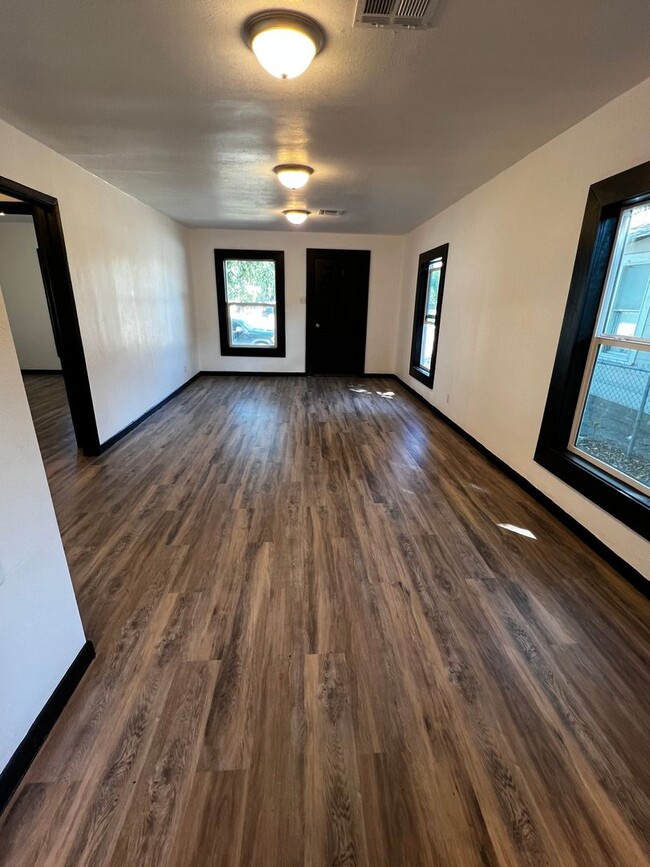 Foto del edificio - 2 Bedroom 1 Bath Remodeled Farmhouse for Rent