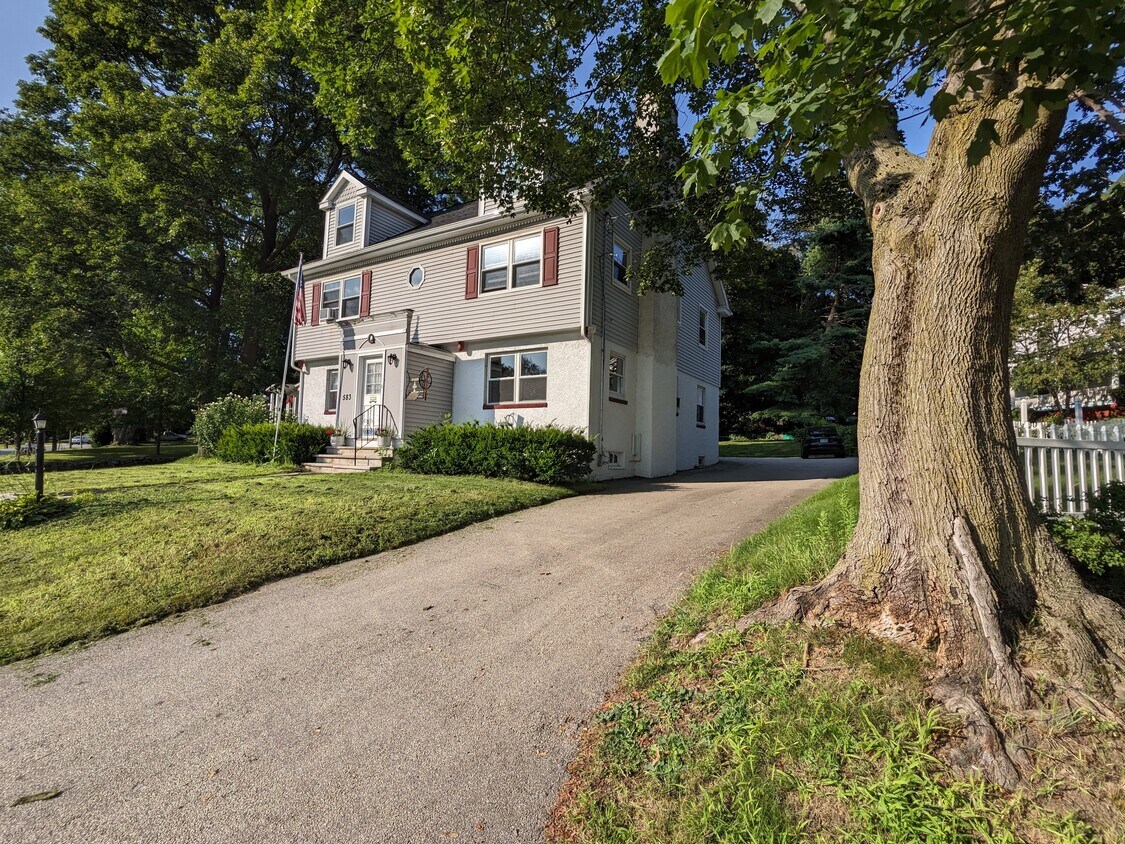 Front - 583 Main St