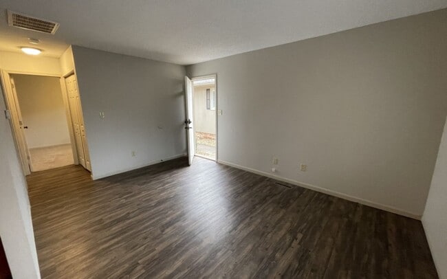 Building Photo - Large 2 bedroom 1 bathroom duplex