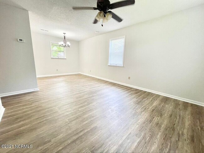 Building Photo - 510 US-17