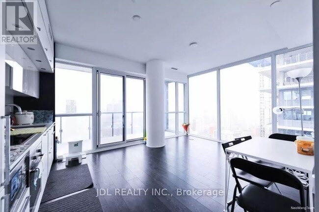 Building Photo - 15-4415 Grenville St
