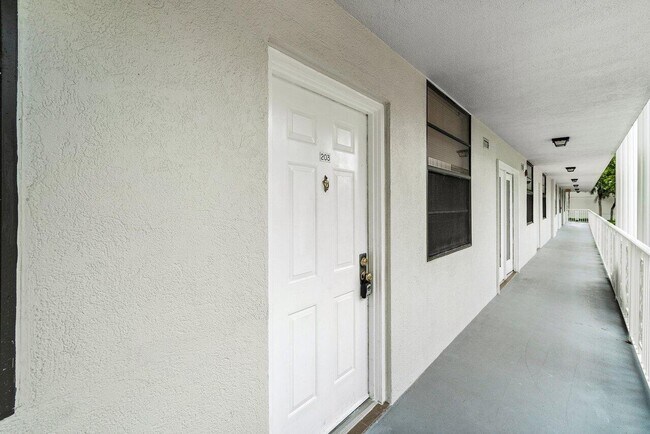Foto del edificio - 3710 Whitehall Dr