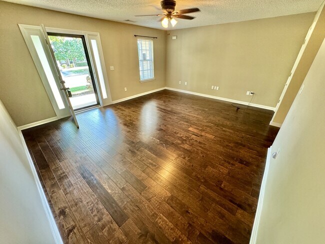 Building Photo - 3005 Village Run Dr