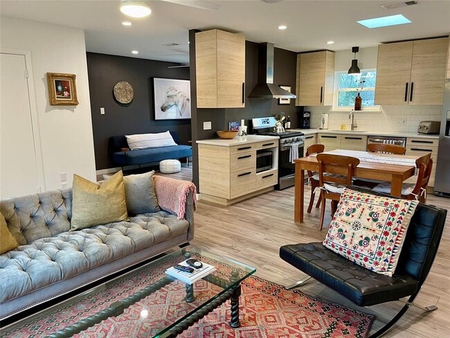 Foto del edificio - 1809 Forestglade Dr