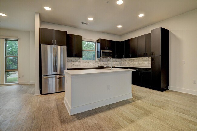 Building Photo - 6400 Washington St