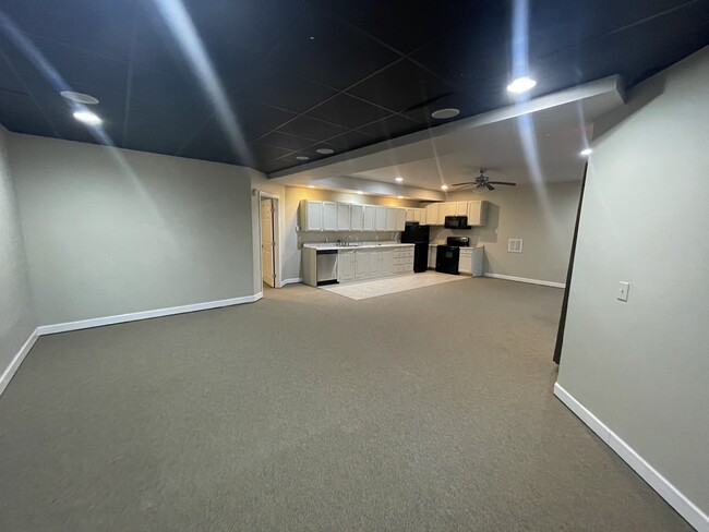 Sala de estar con vista a la cocina - 181 Redwood Ln