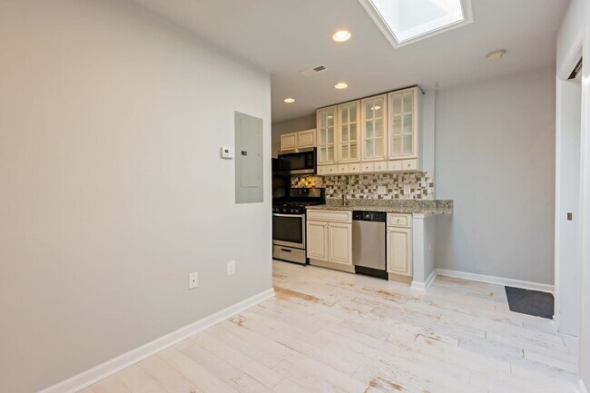 Building Photo - 1 BD  2 BA near the H St Corridor in Up an...