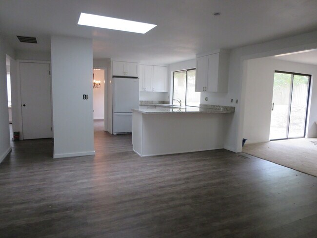 Building Photo - Updated Spanish Style Twin Lakes Home