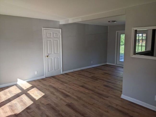 Building Photo - Recently Renovated! Ready for move in! Spl...