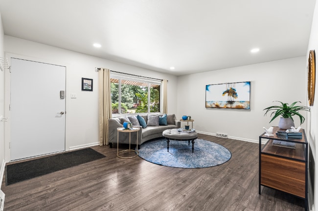 Building Photo - 571 S Taft St