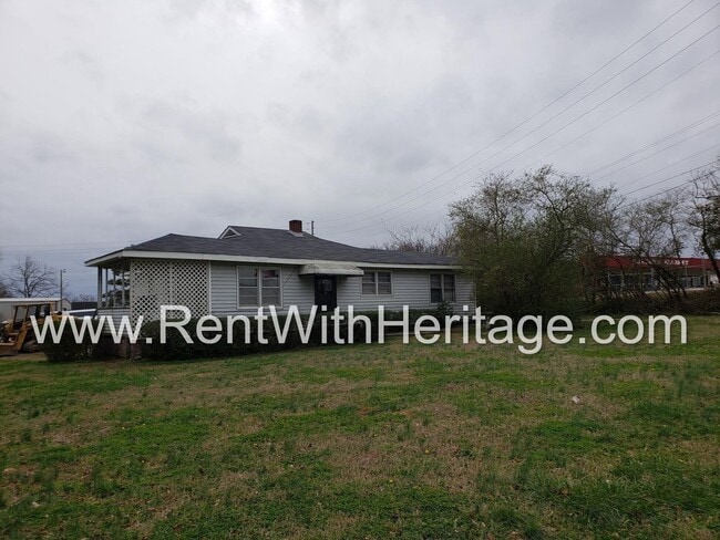 Building Photo - GRANDPA'S BUNGELOW/ CHARMING RANCH HOME/ T...