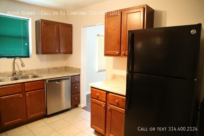Building Photo - 385 Kingston Dr
