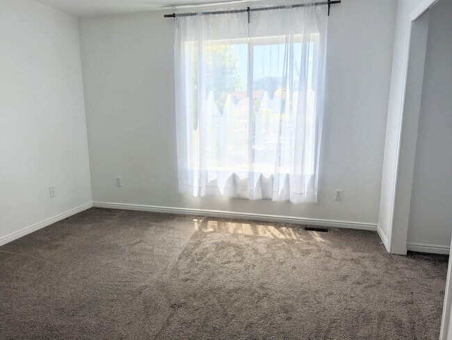 Foto del edificio - 475 N Redwood Rd