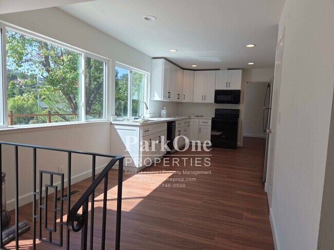 Building Photo - 1501 Fieldcrest Dr