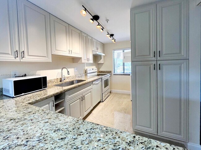 Building Photo - 2786 Tennis Club Dr