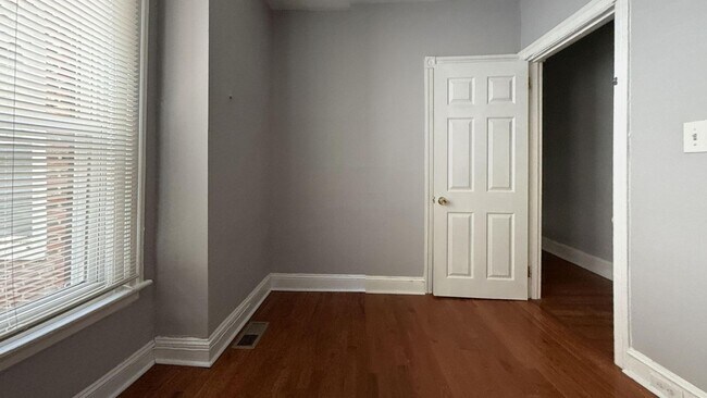 Foto del edificio - 4BR Home with Exposed Beams & Private Deck in Germantown