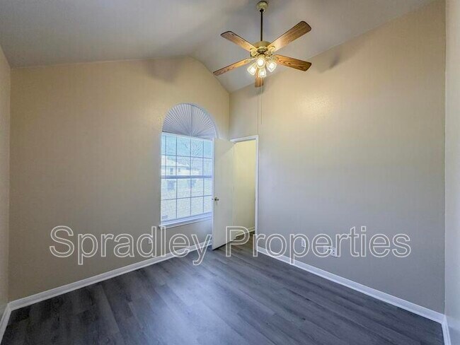 Foto del edificio - 217 Meadowbrook Dr