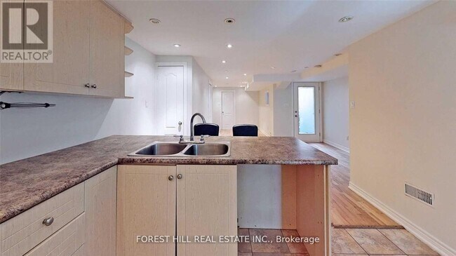 Building Photo - 41 Gladstone Ave