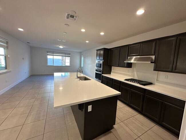 Building Photo - Spacious 5-Bedroom Home in Desirable Mount...
