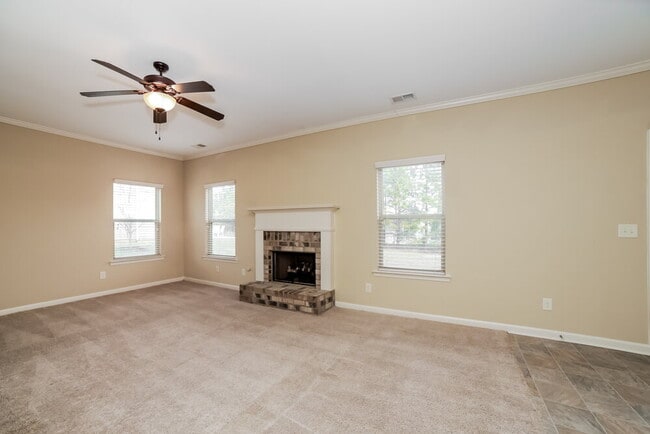 Building Photo - 2090 Hydrangea Ln
