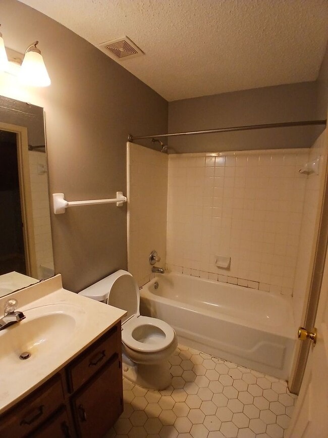 Building Photo - Spacious Home on Quiet Street - Open To Section 8