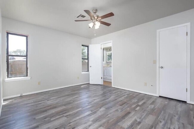 Building Photo - 600 Kay Hill Ln