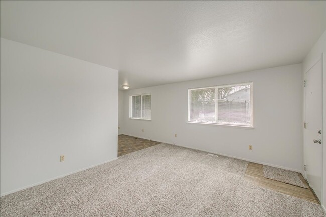 Building Photo - 2 bed 1 bath home in the Bench area