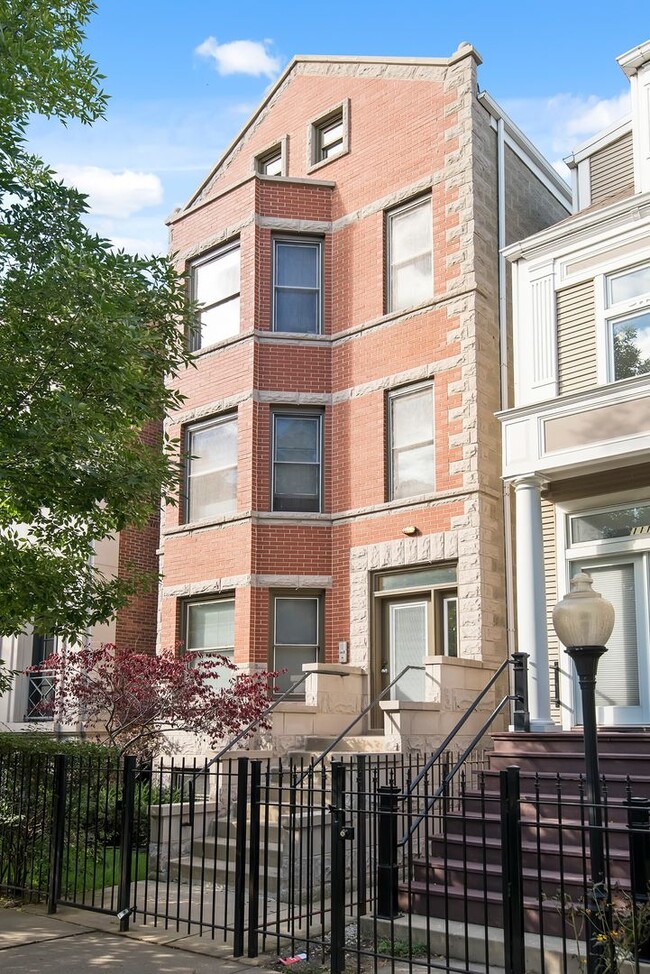 Large 3 BR/3 BA Duplex in the heart of Lincoln Park - Large 3 BR/3 BA Duplex in the heart of Lincoln Park Apartment