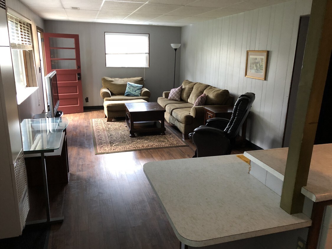 Bright and Furninshed Living Room - 144 Hillcrest St